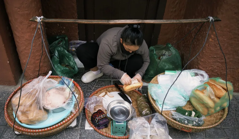 Bàn ăn tại Nguyễn Xuân Tuấn Anh